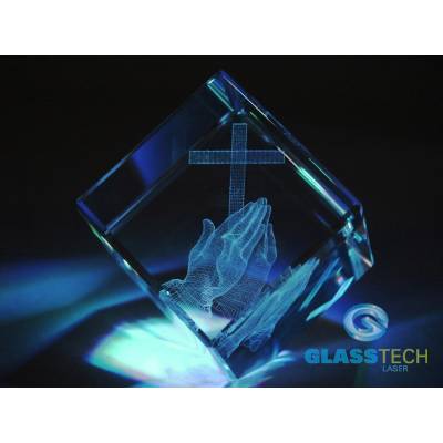 3D ruce s křížem ve skleněné krychli 60 mm se sraženým rohem