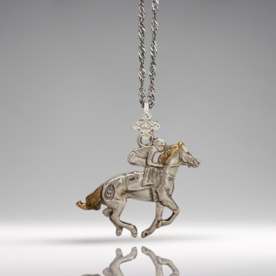 Жокей - Мъжки спортен медальон със състезателен кон - Частично позлатено покритие - Сребро 925 - Ръчно изработено бижу/талисман конен спорт - Идеален подарък - ssj