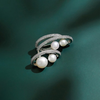 Éternelle luxusní perlová brož s čirými zirkony B2263-XZ531 stříbrná