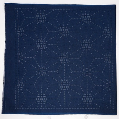 Hana-Fukin sashiko utěrka 33 × 33 cm kamon indigo