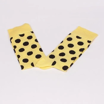 Свежи мъжки чорапи в жълт цвят с големи черни точки