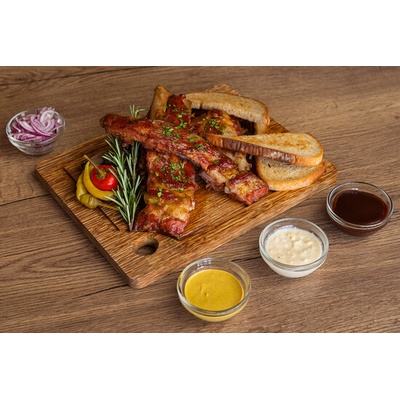 Kilo dokonale propečených žeber s přílohou v ostravské restauraci Heřmanická beseda pro dva