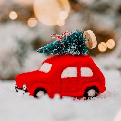 Sass & Belle Vianočná dekorácia na zavesenie autíčko so stromčekom