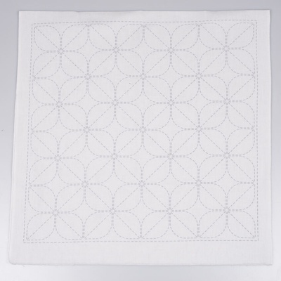 Hana-Fukin sashiko utěrka 34 × 34 cm "kamon", bílá