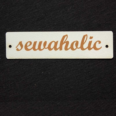 Štítok - Sewaholic Materiál/farba: Biela koženka