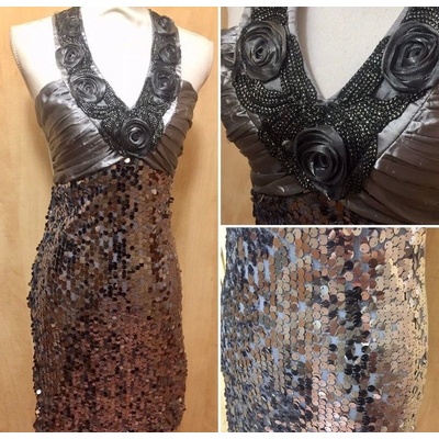 Šedostříbrné společenské šaty s flitry a ozdobami Club L stříbrná