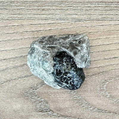 Nefertitis Obsidián Apačská slza v matrixu USA 41 NF64413 - cca 2,5 cm, 26,3 g