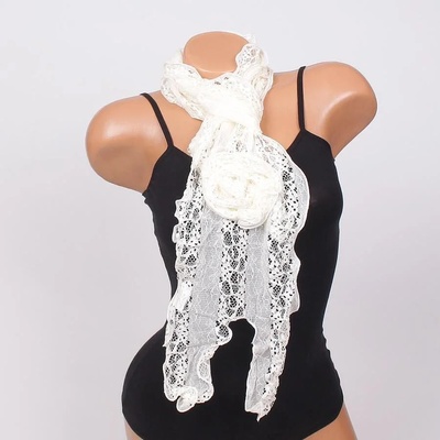 Дантелен шал с роза в цвят ванилия