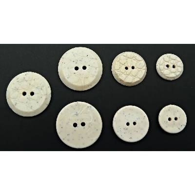 Dierkový gombík - imitácia kože - lomená biela so sivými zrniečkami - priemer 2,6 cm
