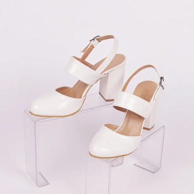Нежни лачени сандали в бял цвят с широк ток