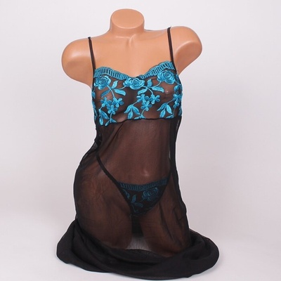 Стилна нощница от тюл в черно с бродирани рози в цвят тюркоаз