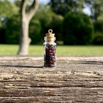 Zajetelenost přívěsek talisman GRANÁT 2431