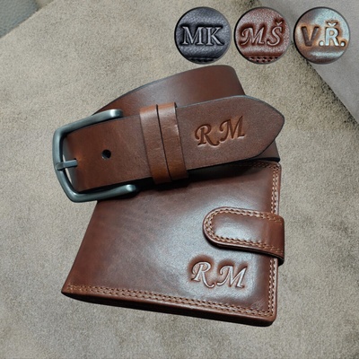 Personalizovaný pánský set kožená peněženka a opasek z prémiové koňakové kůže s monogramem + klíčenka s monogramem