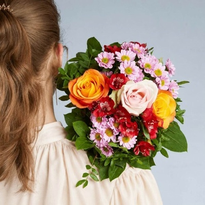 Barevná kytice - růžové a oranžové růže s alstromerie a chrysantémou