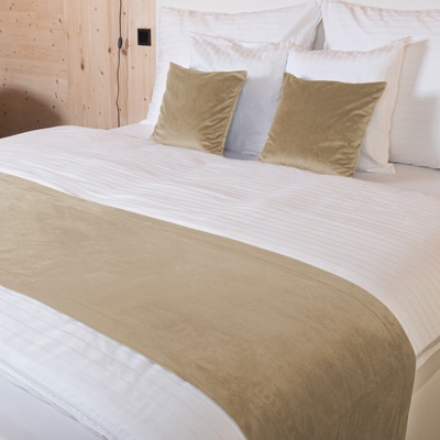 Biante Zamatový prehoz/behúň na posteľ Velvet Prémium SVP-045 Kávovo béžový 50x140 cm