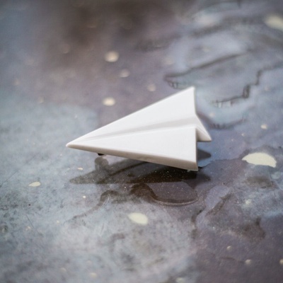 Stehlík Design porcelánová brož vlaštovka bílá