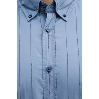 BOSS Orange Памучна риза BOSS Orange мъжка в синьо със стандартна кройка с яка с копче 50537368 (50537368)