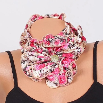 Фишу-цвете в прекрасен десен на бежови и червени цветя