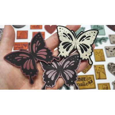 Koženkový štítok MOTÝĽ II. Materiál/farba: Brúsená koženka TENKÁ MINT