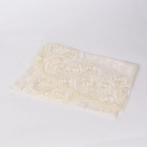  Покривка за кръгла маса в цвят шампанско с дантела и флорални мотиви 110