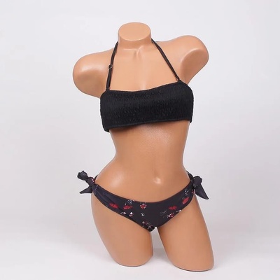 Бански с бюстие в черно и цветя - чашка b