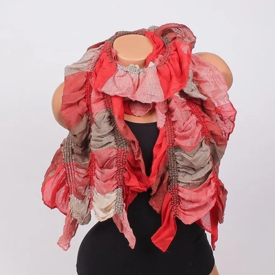 Ефектно набран шал в червено и бежово