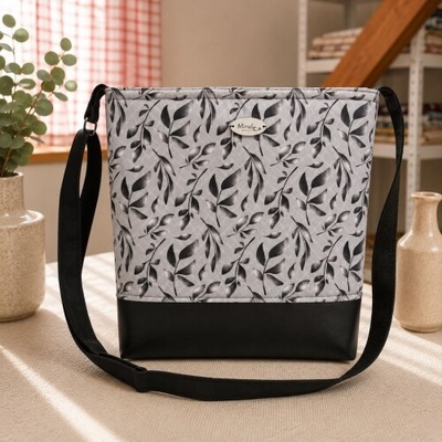 Crossbody lístky na šedé