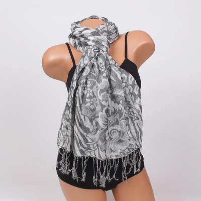 Топъл шал в сиво и бяло с цветя