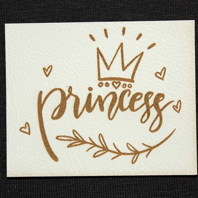 Štítok - Princess Materiál/farba: Strieborno červená laser koženka