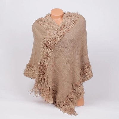 Стилно плетено пончо в цвят лате с ресни