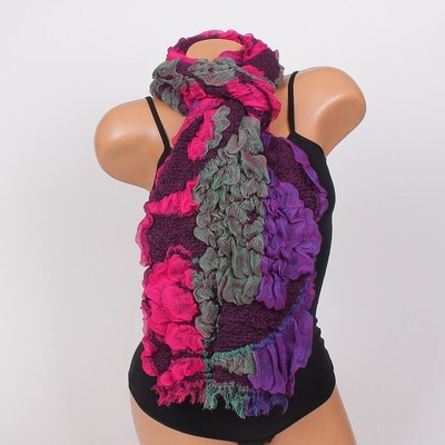 Трицветен дамски шал за зимата с ефектни цветя