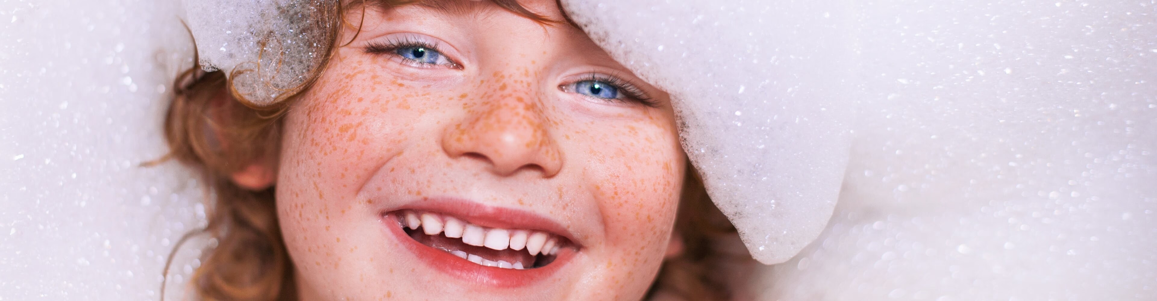 Mosolygó gyerek habkoronával Mosolygó gyerek habkoronával