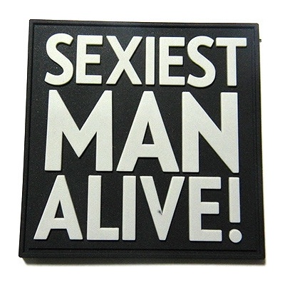 JACKETS TO GO Nášivka SEXIEST MAN ALIVE! plast ČERNÁ/ŠEDÁ