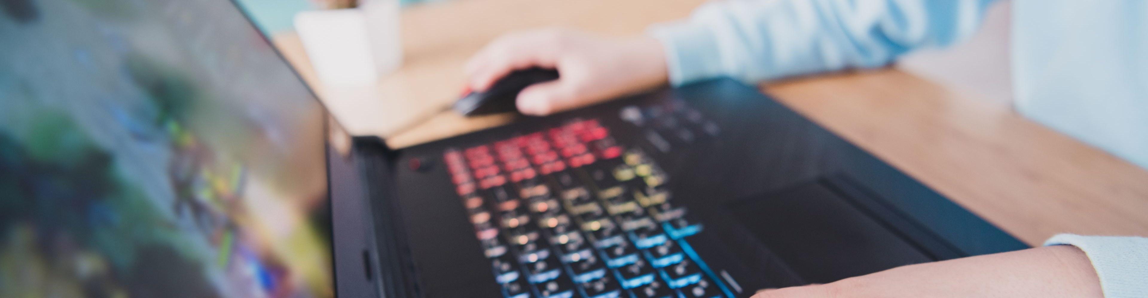Gamer laptop színesen világító billentyűzettel