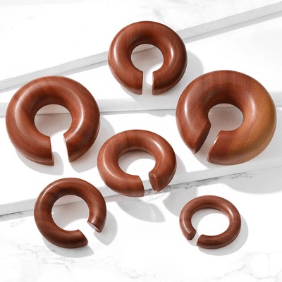 Šperky eshop piercing do ucha nebo nosní přepážky kruh ze dřeviny Saba wood hnědý V14.09