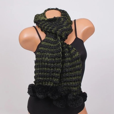 Плетен зимен шал в зелено и черно с пухкави помпони