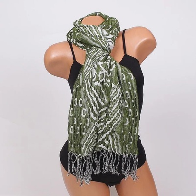 Дамски шал в зелено с ефектни бели орнаменти