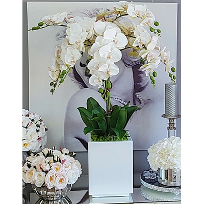 Orchidea v bielom sklenenom kvetináči