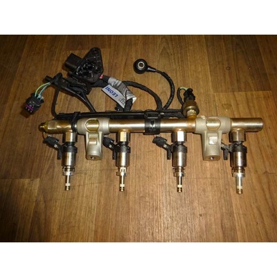 vstřikovací lišta - rampa se vstřiky AUDI A4 8W0 2,0 TFSi 06L133317F 06J133036F