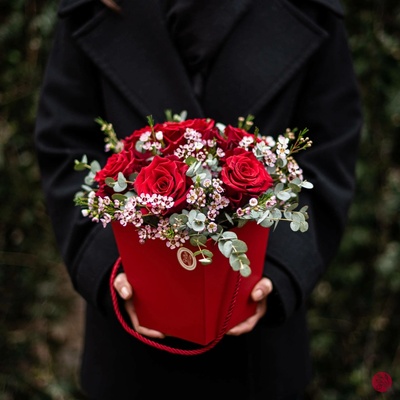 Červený květinový box s růžemi a wax flower s doručením v Brně