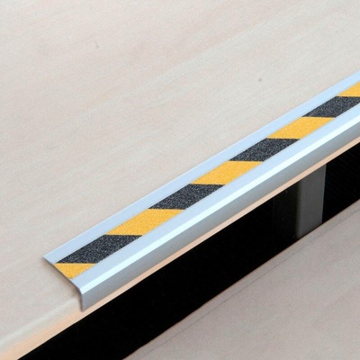 Protiskluzová schodová lišta, Aluminium m2, žluto-černý pruh, délka 800 mm, typ A