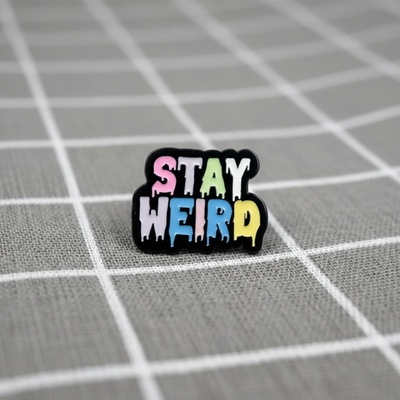 Pinarna Stay weird / Zůstaň divný(á)