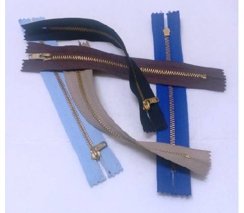 Zip mosazný 8 cm
