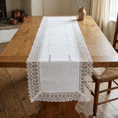 Raebel Vyšívaný biely behúň s háčkovanou čipkou 704 biela Bavlna/Viskóza 40x140cm