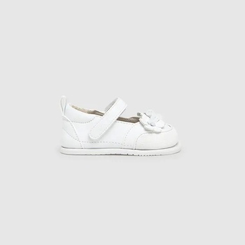 Mayoral Пантофки нежни за бебе момиче в бяло с велкро и бели цветя Майорал