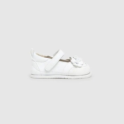 Mayoral Пантофки нежни за бебе момиче в бяло с велкро и бели цветя Майорал