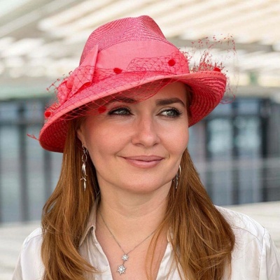 Krumlovanka Dámský slavnostní klobouk se závojem C-096 lososový