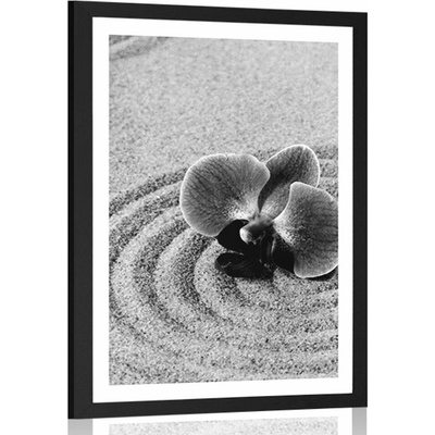 Plagát s paspartou piesočnatá Zen záhrada s orchideou v čiernobielom prevedení
