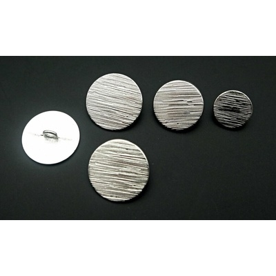 Luxusný kovový gombík s jemným vrúbkovaním - plochý - strieborný - priemer 2,8 cm