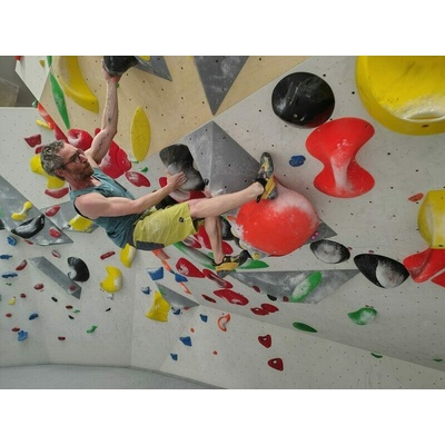 Kurz boulderingu na umělé stěně